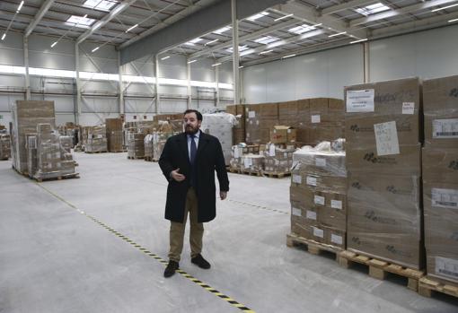 Alejo Miranda en los almacenes del Hospital Isabel Zendal