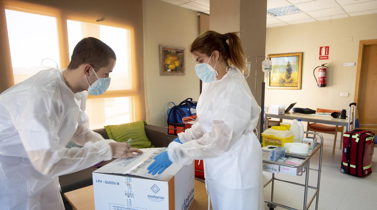 Vacunas en una residencia de Alcalá de Henares (Madrid), ayer