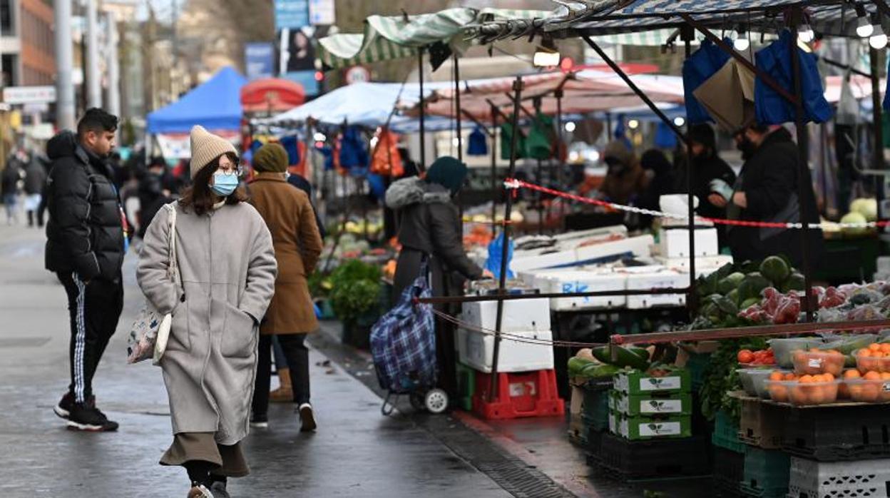 Los peatones caminan por un mercado en Londres