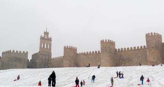 Decenas de personas disfrutan de la nieve, ayer en Ávila