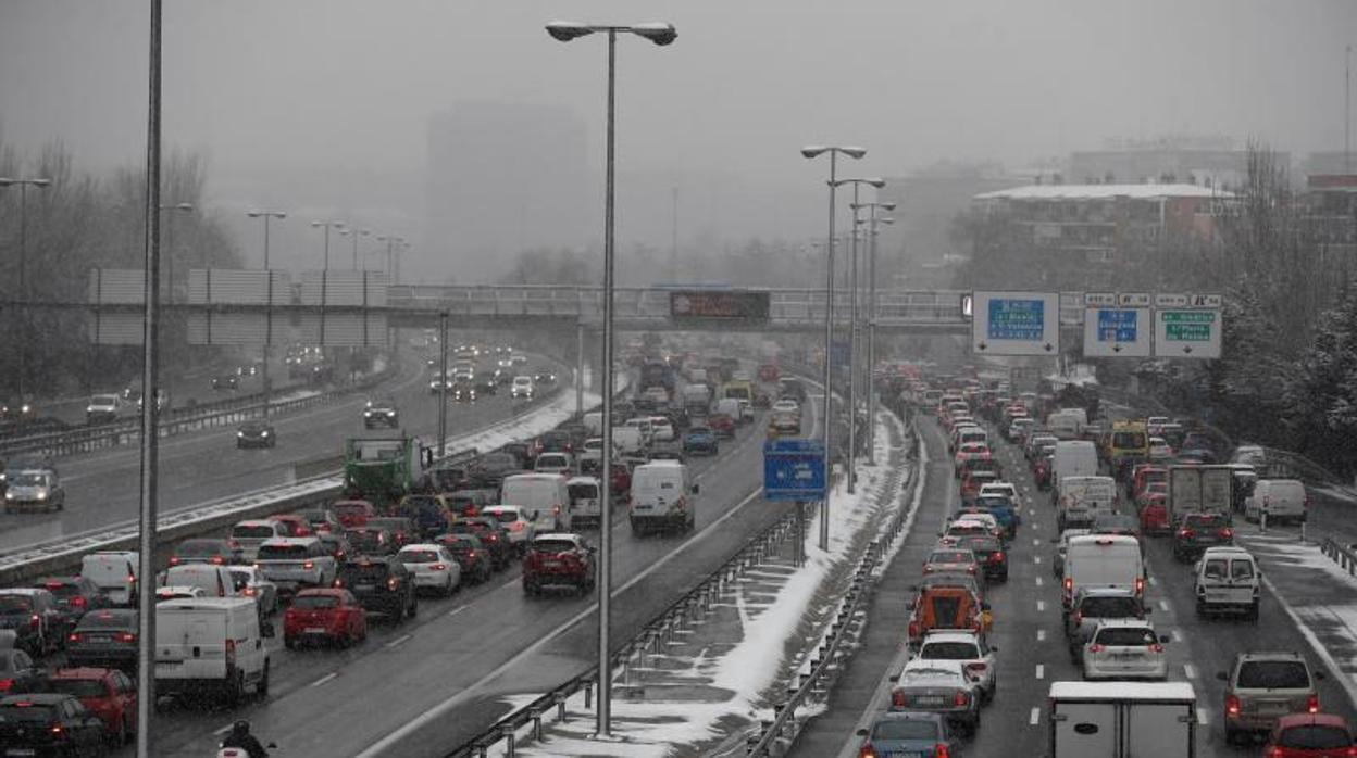 Vista del atasco en la M-30 a la altura del puente de Ventas, este viernes por la nieve