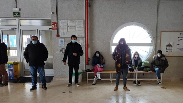 Alrededor de 70 personas permanecen atrapadas en un polideportivo: «No podemos estar otra noche igual, no hay quien sobreviva» 