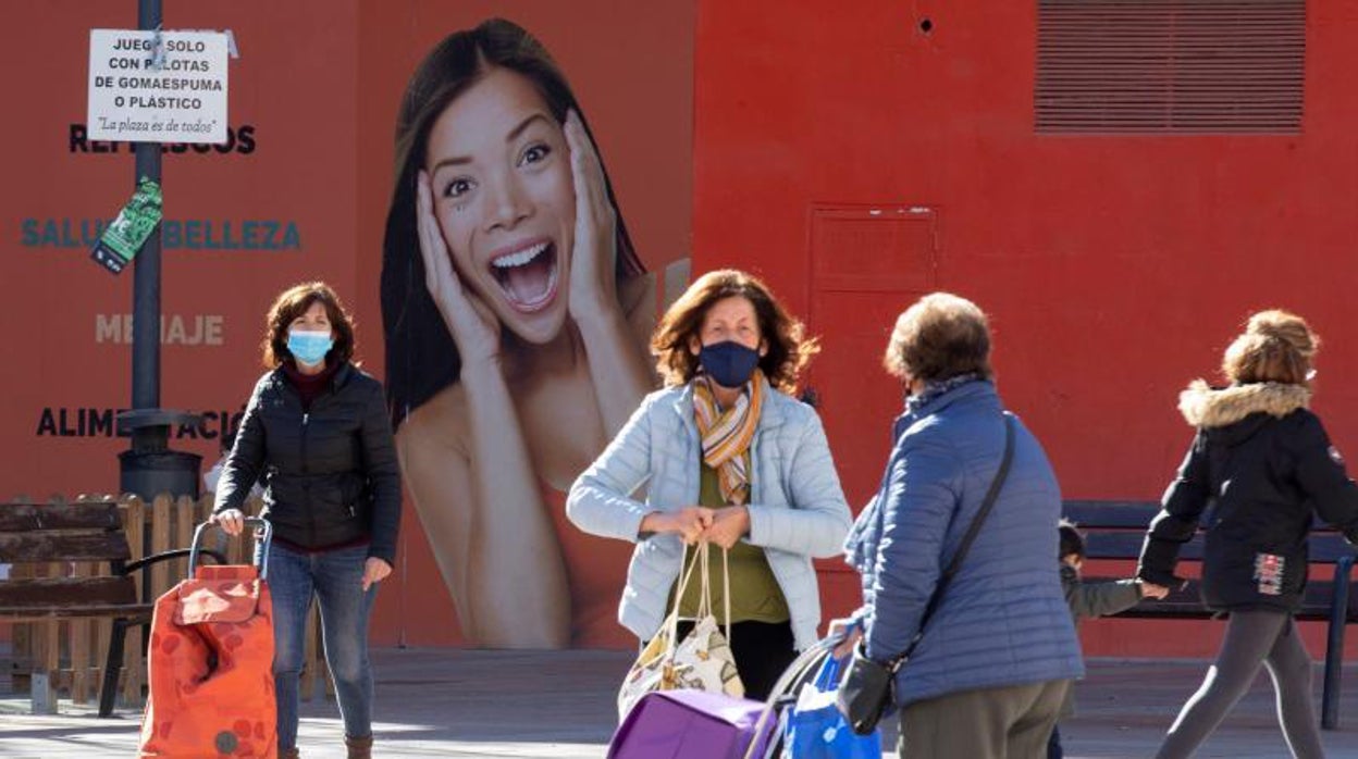 Vecinas de Santomera (Murcia), este martes día de mercado semanal en la Plaza de la Salud