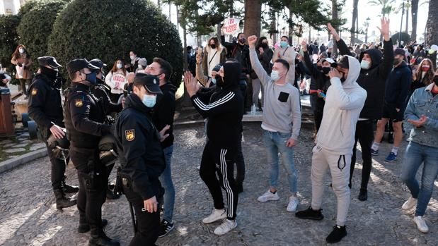 Unas 4.000 personas piden la dimisión de Armengol por las calles de Palma en una protesta no autorizada