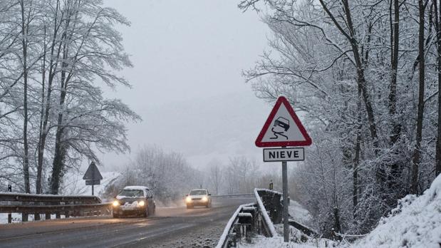 El transporte se recupera gradualmente, pero más de 500 carreteras siguen afectadas por el hielo y la nieve