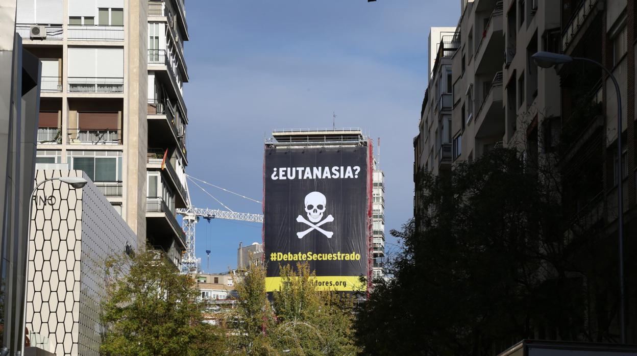 Un cartel en la fachada de un edificio de Madrid contra la ley de eutanasia