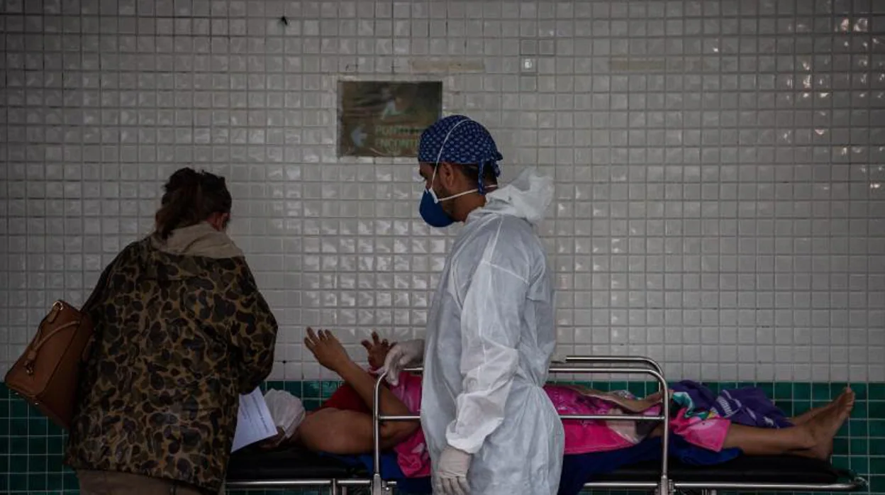 Un paciente espera atención médica en el Hospital 28 de Agosto en Manaos (Brasil)