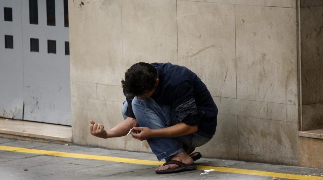 Un heroinómano en plena vía pública, en Barcelona