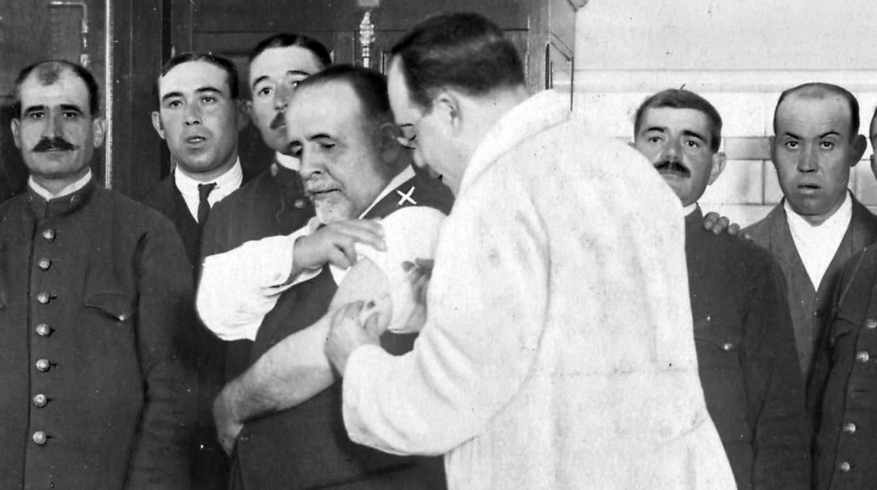 Un médico madrileño es vacunado con suero, en 1918, contra las complicaciones pulmonares de la famosa gripe española