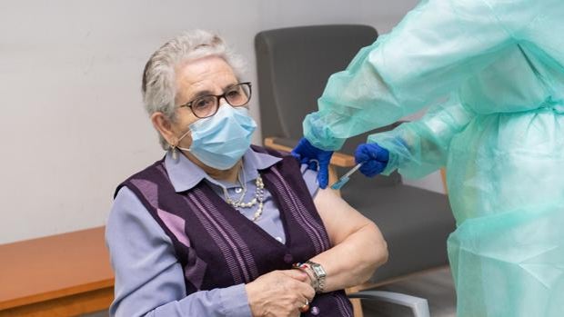 España inocula 897.942 dosis de las vacuna de Pfizer y Moderna, el 78,5% de las recibidas