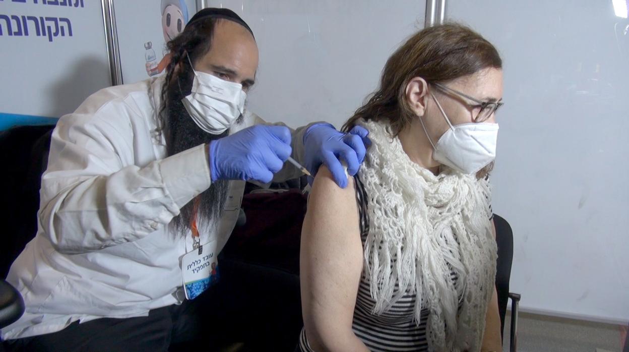 Una mujer recibe la vacuna contra el Covid en Israel