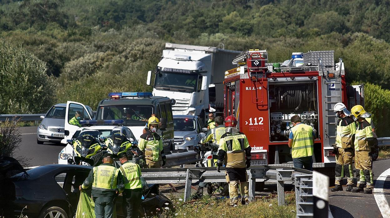 El conductor de un turismo, de 19 años, falleció junto a su madre, de 55, en este siniestro en la A-6 a su paso por Abegondo (La Coruña). El accidente fue uno de los más graves de 2020 y sucedió el pasado 15 de julio