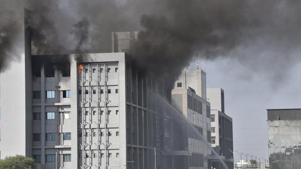 Al menos cinco muertos por un incendio en la sede del mayor fabricante de vacunas del mundo, en India