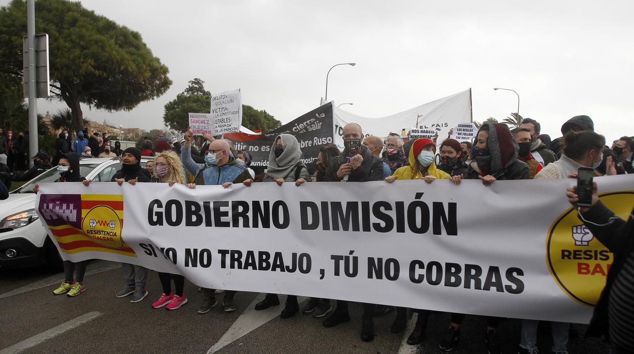 Manifestantes durante una nueva protesta contra el cierre de la restauración aprobada por el Govern para frenar la propagación del coronavirus