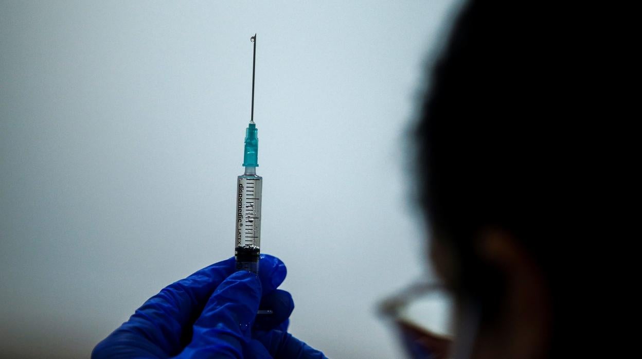 Personal sanitario prepara la segunda dosis de la vacuna contra el Covid-19 de Pfizer-BioNTech