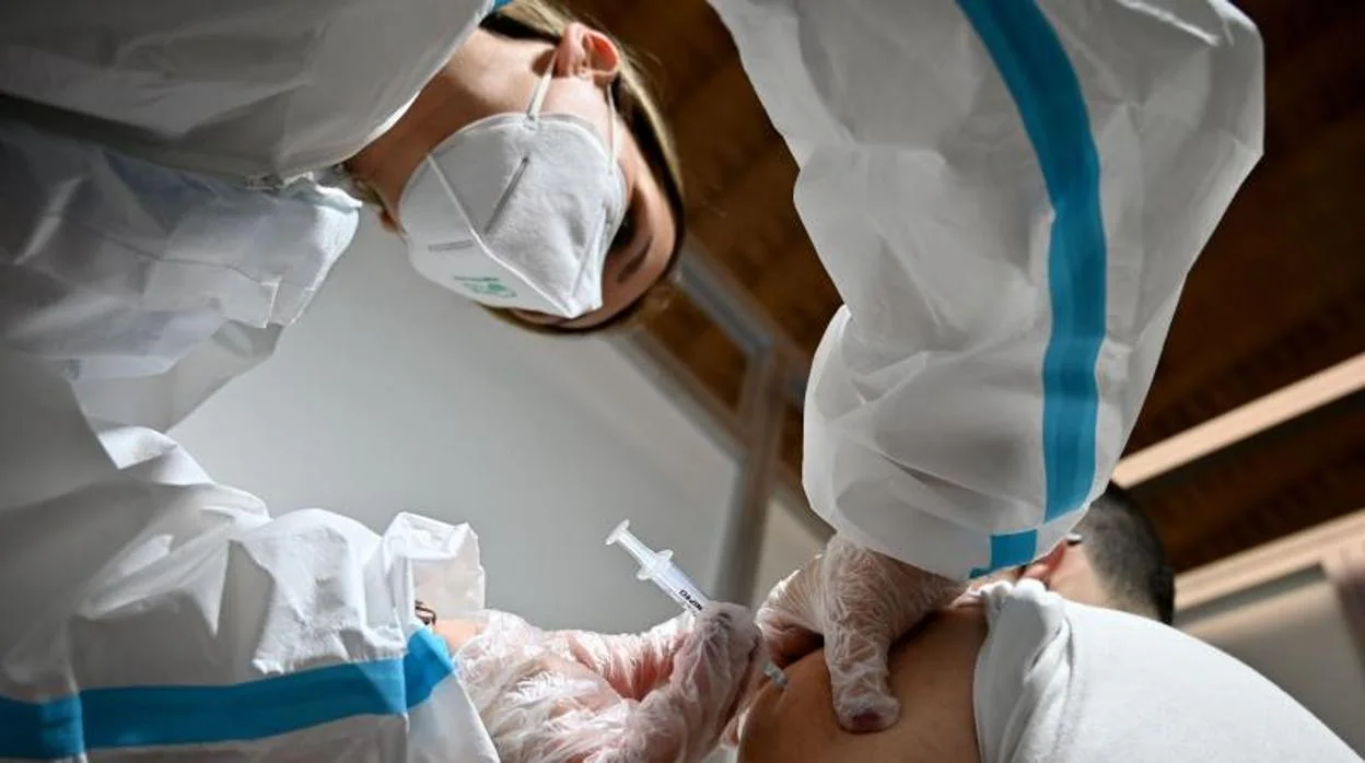Una sanitaria inocula la vacuna del laboratorio chino Sinopharm