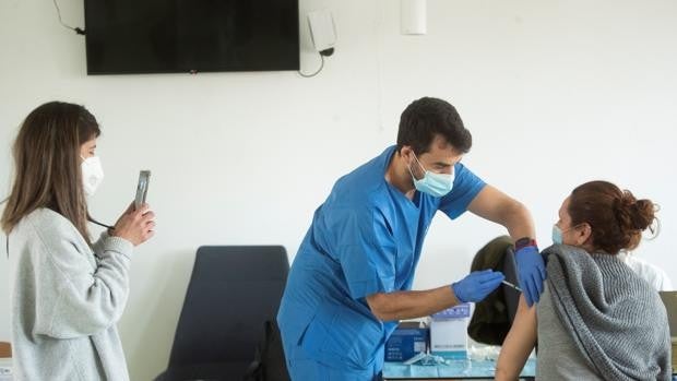 El Consejo Interterritorial acordará perseguir a quienes se «cuelen» en la vacunación