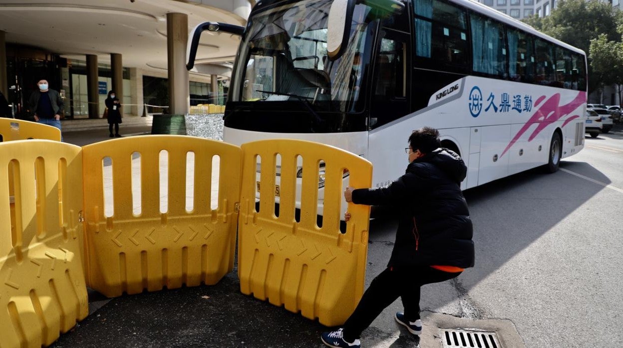 Un autobús recoge a los expertos de la OMS en un hotel de Wuhan