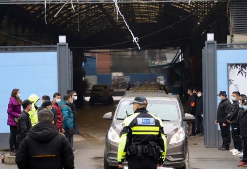 La caravana de la OMS sale del mercado de Huanan, que se ve totalmente vacío