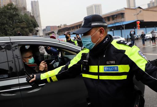 La Policía impide a la Prensa acercarse a los coches de los expertos de la OMS