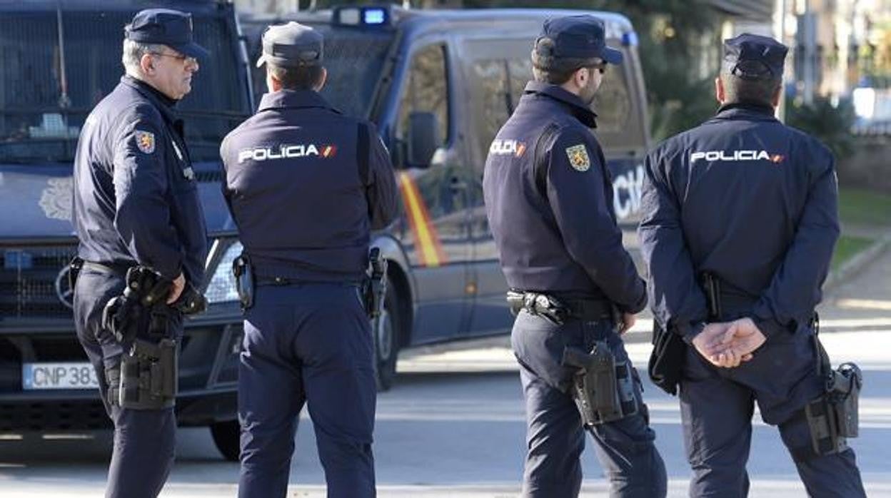 Fotografía de archivo de agentes y vehículos de la Policía Nacional