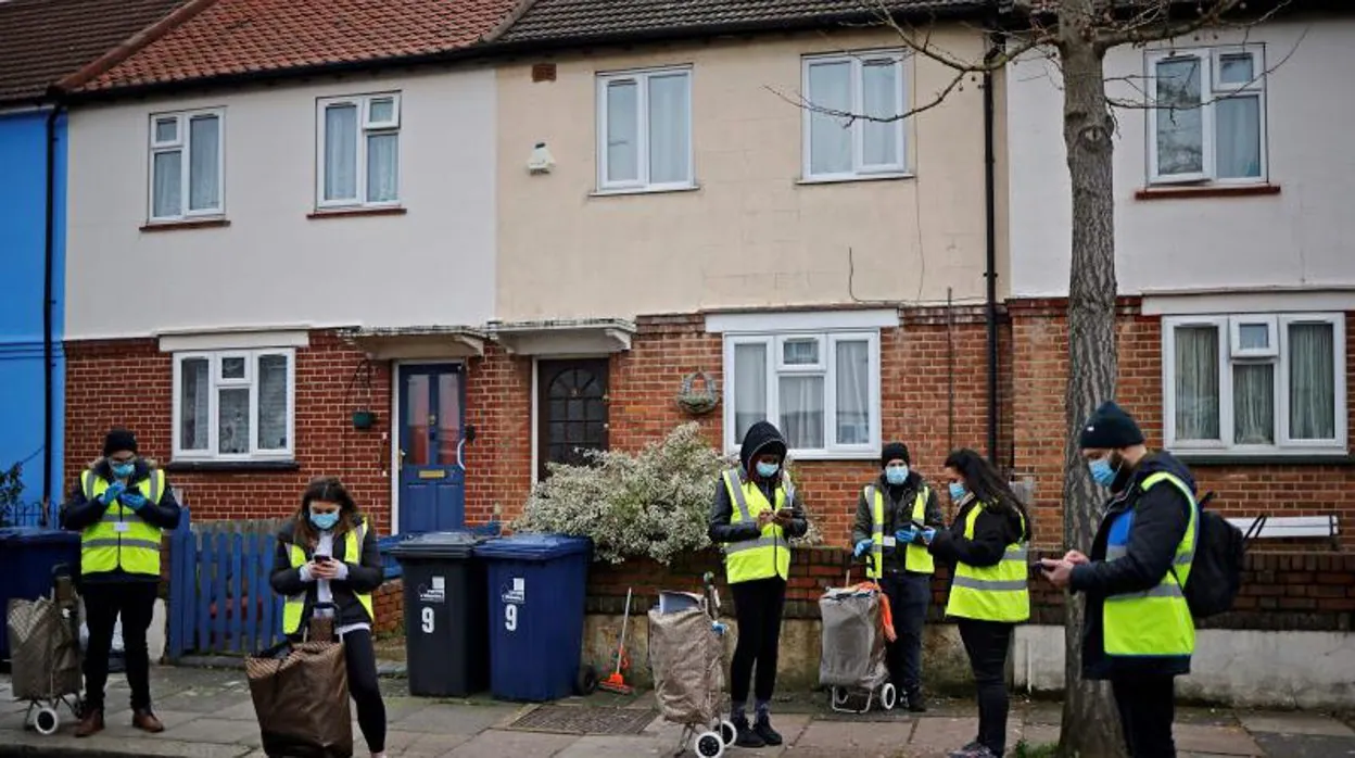 Voluntarios realizan test puerta a puerta en Londres para detectar la variante africana