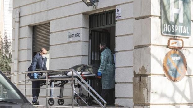 Los tanatorios en la tercera ola: «Hay fallecidos sin velar en las cámaras porque todos los familiares están contagiados»