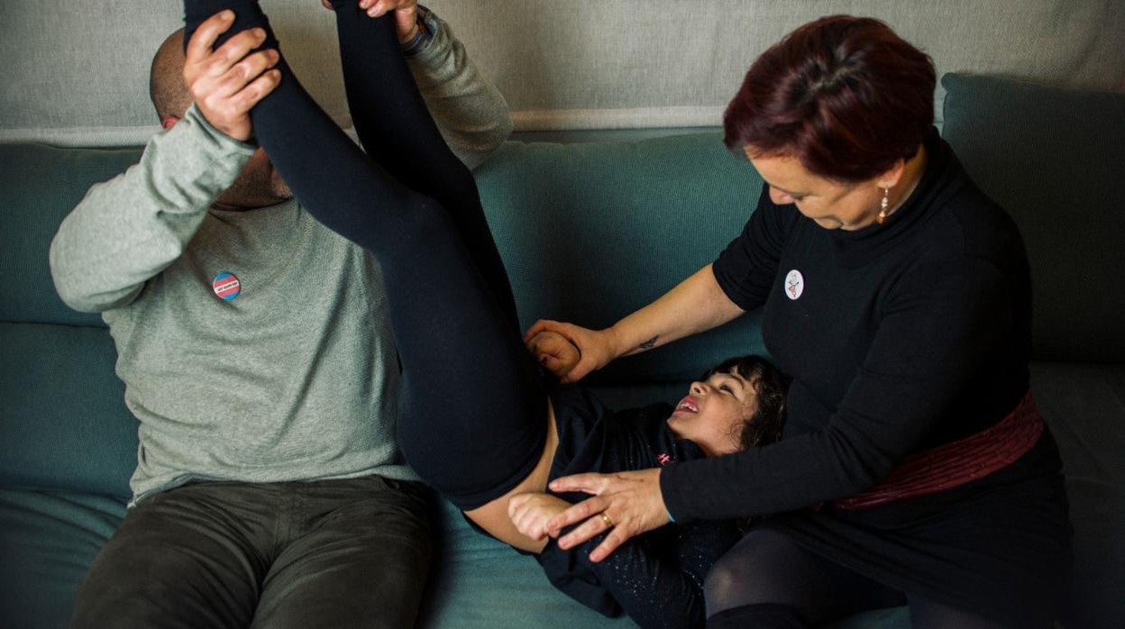 Ramón, padre de Cora, de 10 años, y su madre, Ana, en su hogar