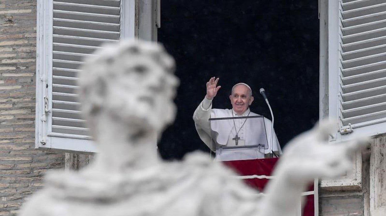 El Papa ha vuelto este domingo a rezar el Ángelus desde la ventana del apartamento papal