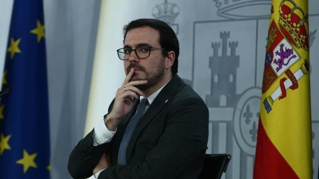 Garzón asegura que no hay evidencias de que las mascarillas FFP2 protejan mejor que las quirúrgicas