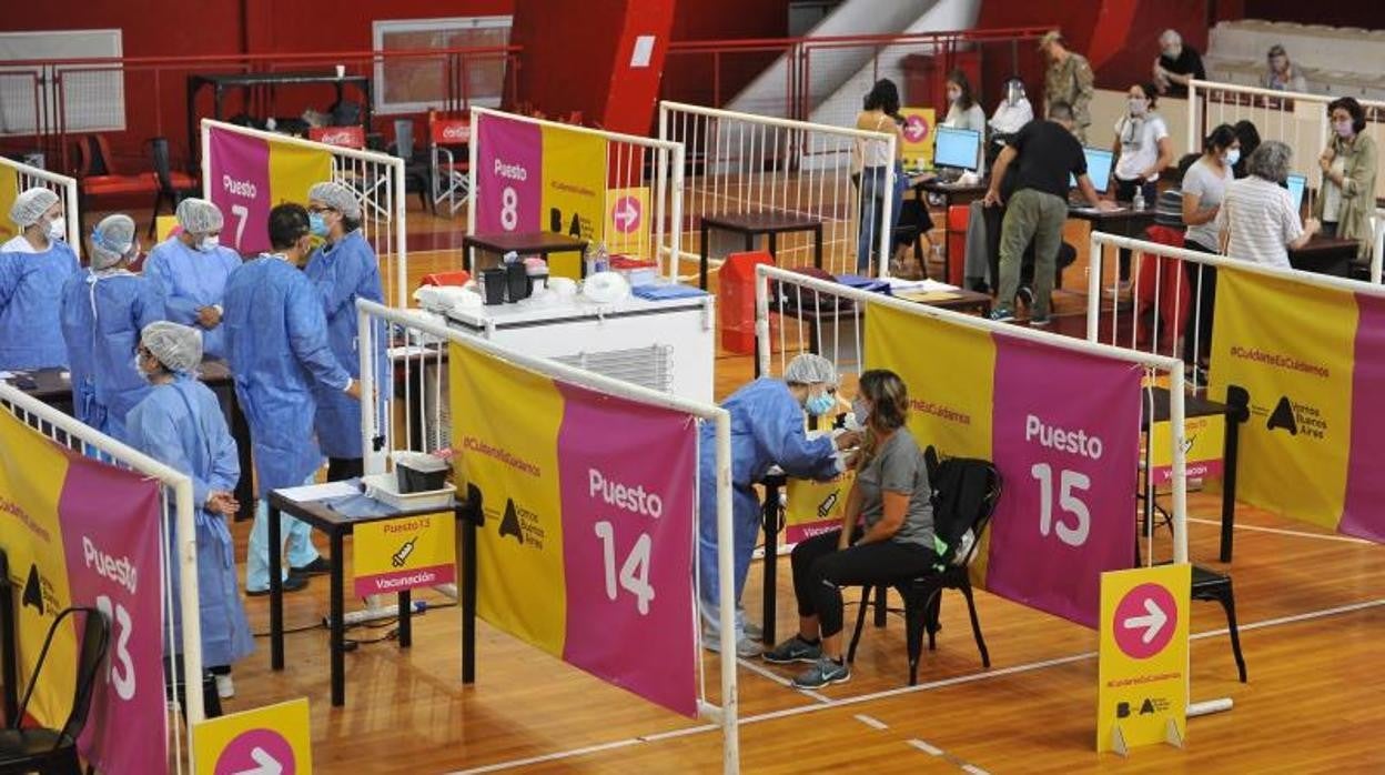 Trabajadores son vacunados contra el COvid en el Estadio Monumental de Núñez, en Buenos Aires (Argentina).