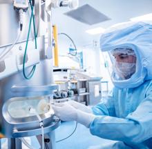 Personal de BioNTech trabaja en el interior de una de sus plantas