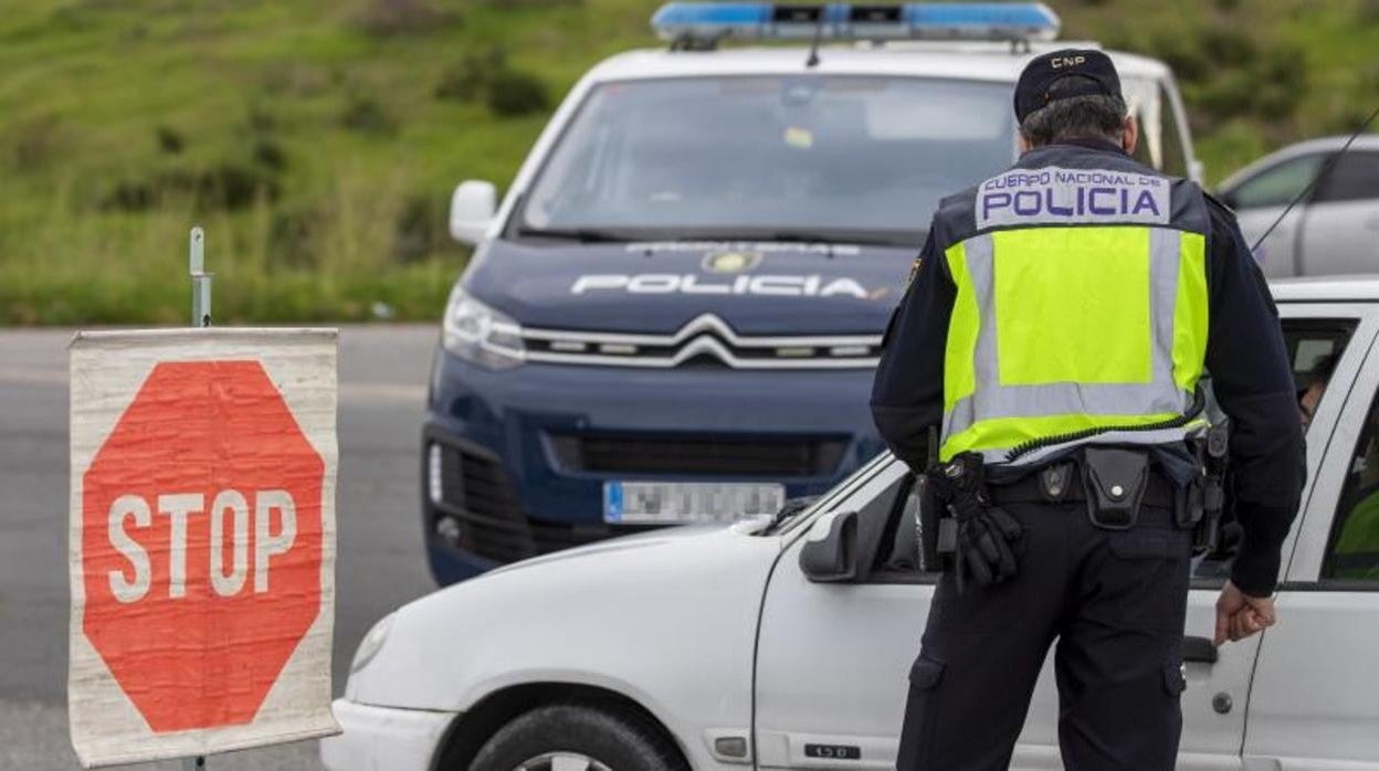 Control de la Policía Nacional tras el cierre de la frontera entre España y Portugal