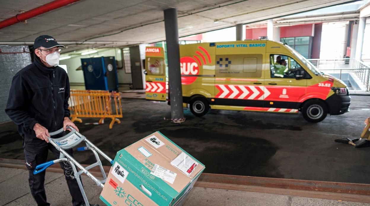 Un operario transporta una caja que contiene las vacunas de Moderna