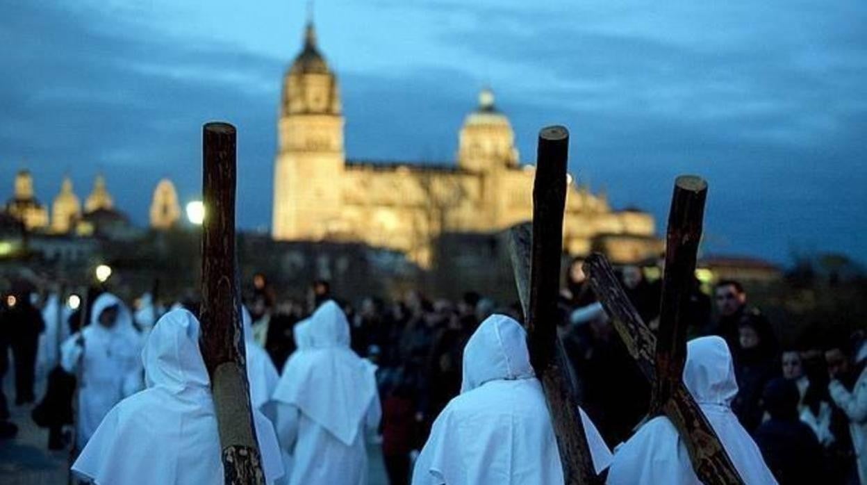 Penitentes durante la Semana Santa