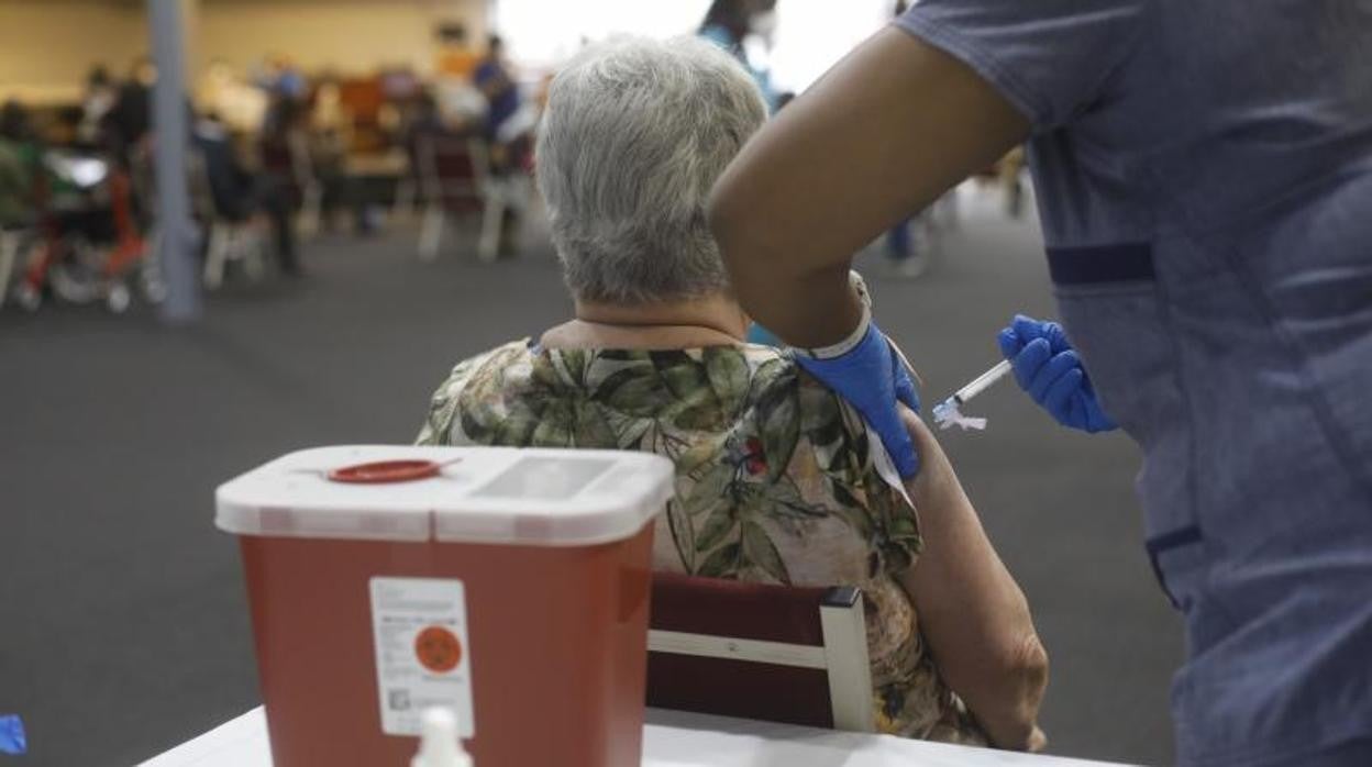 Detenidas dos mujeres que se disfrazaron de ancianas para recibir la vacuna contra el coronavirus en Florida