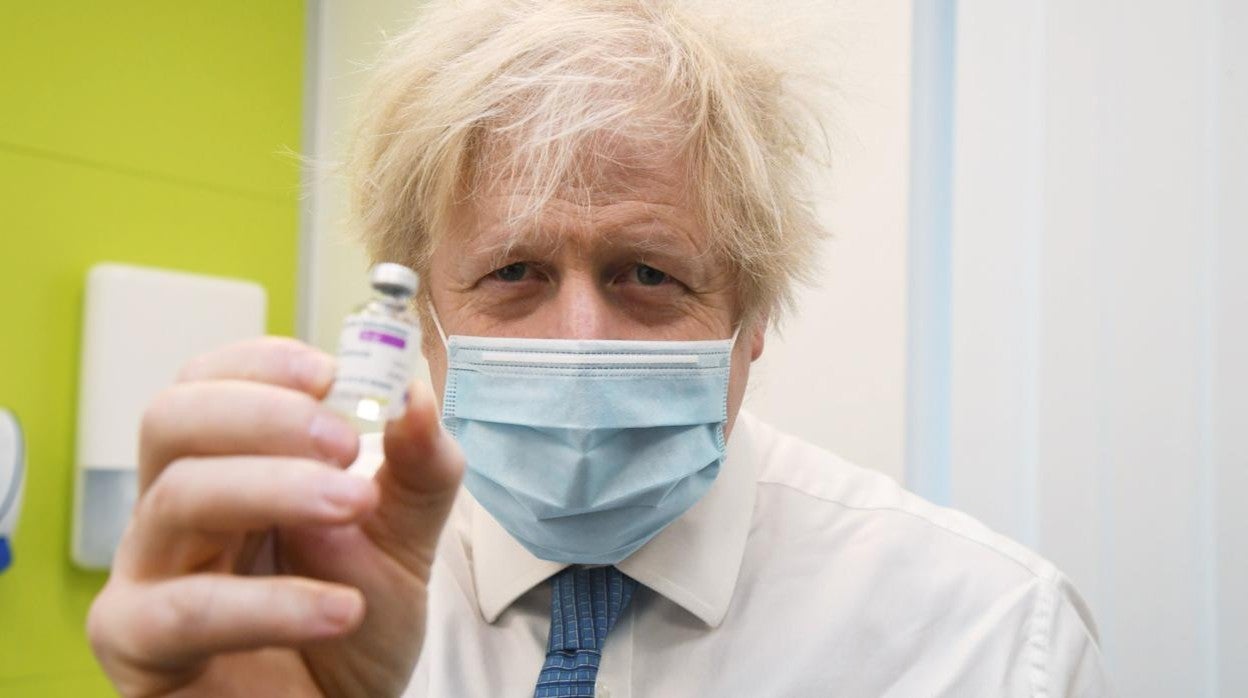 El primer ministro británico, Boris Johnson, sostiene un vial de la vacuna AstraZeneca, el pasado 15 de febrero