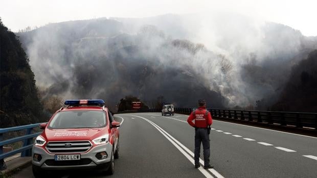 El incendio originado en Navarra ha llegado a Francia y ya ha quemado 1.600 hectáreas