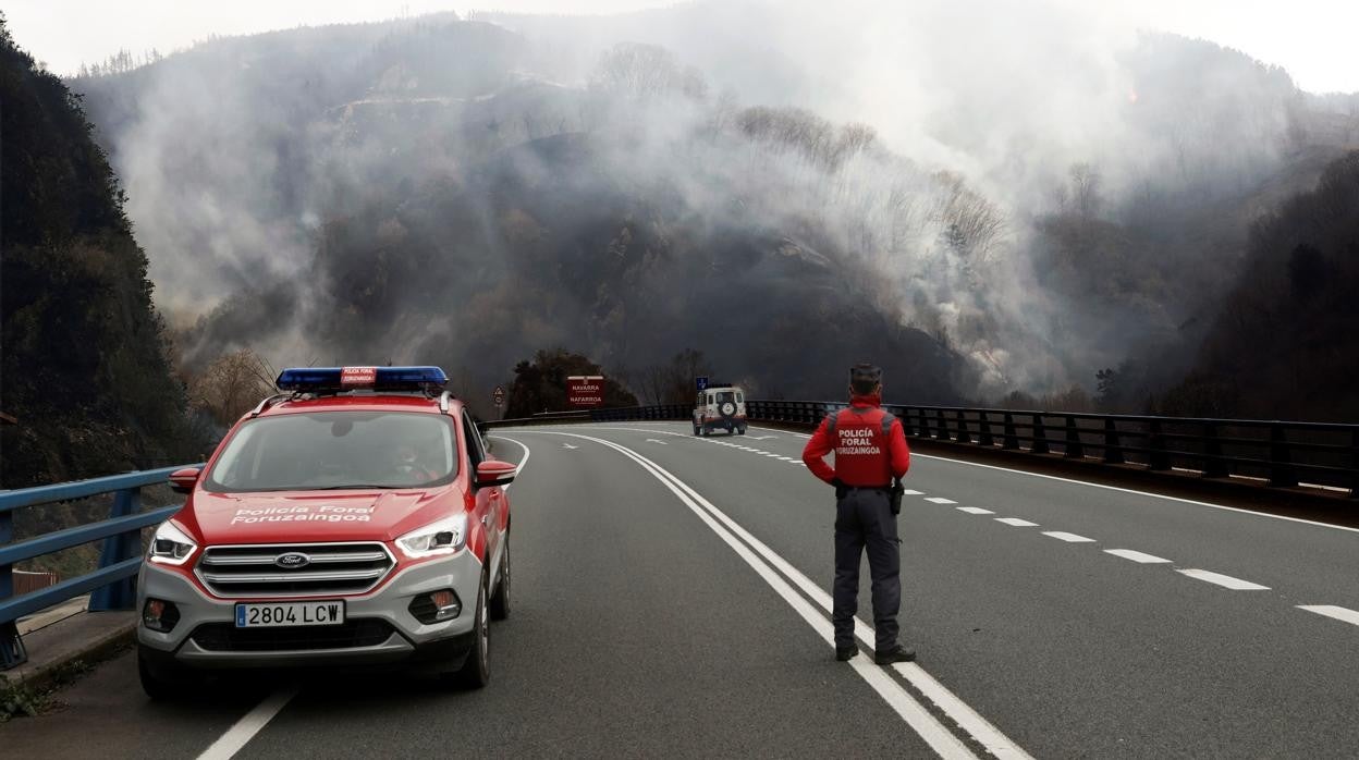 Los bomberos no pudieron controlar el incendio en la jornada de ayer