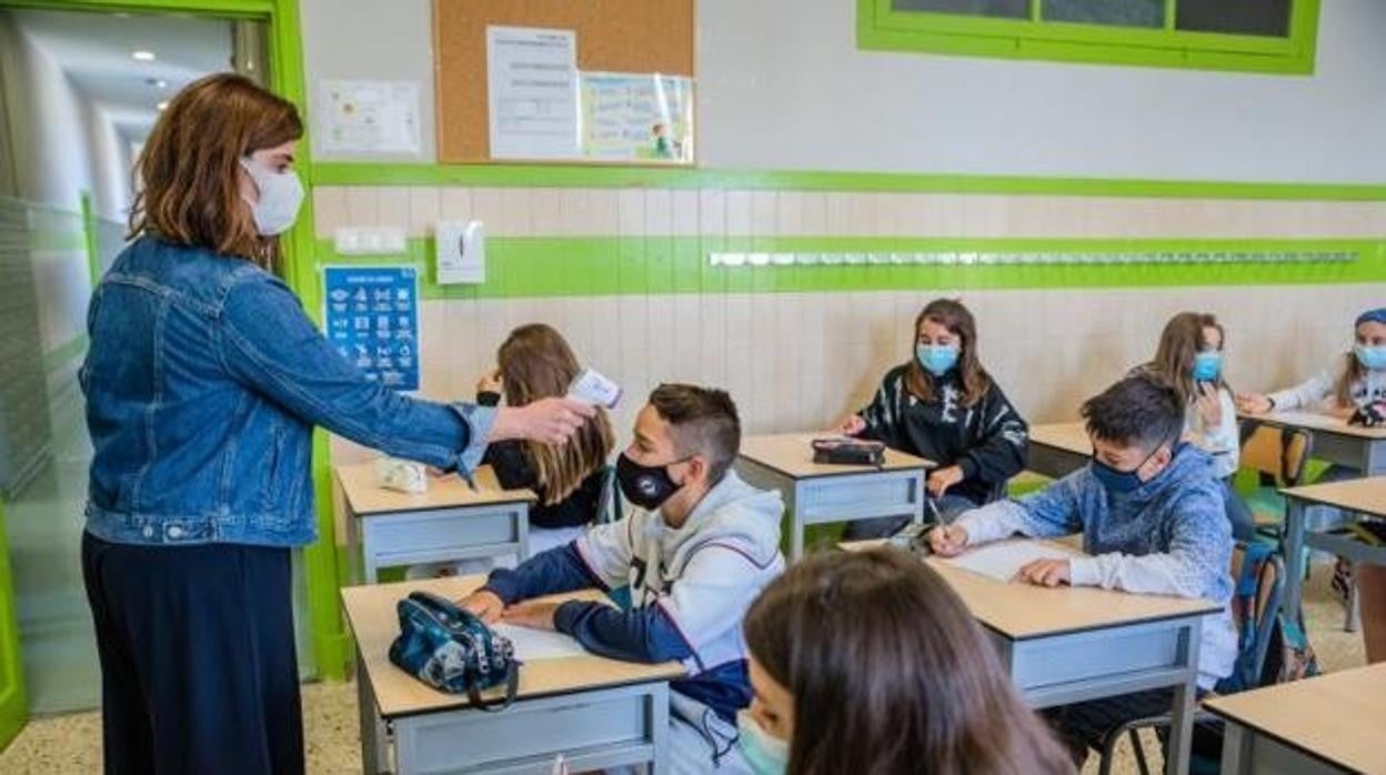 Sanidad y Educación recomiendan ahora abrir puertas y ventanas en las aulas «de forma permanente»