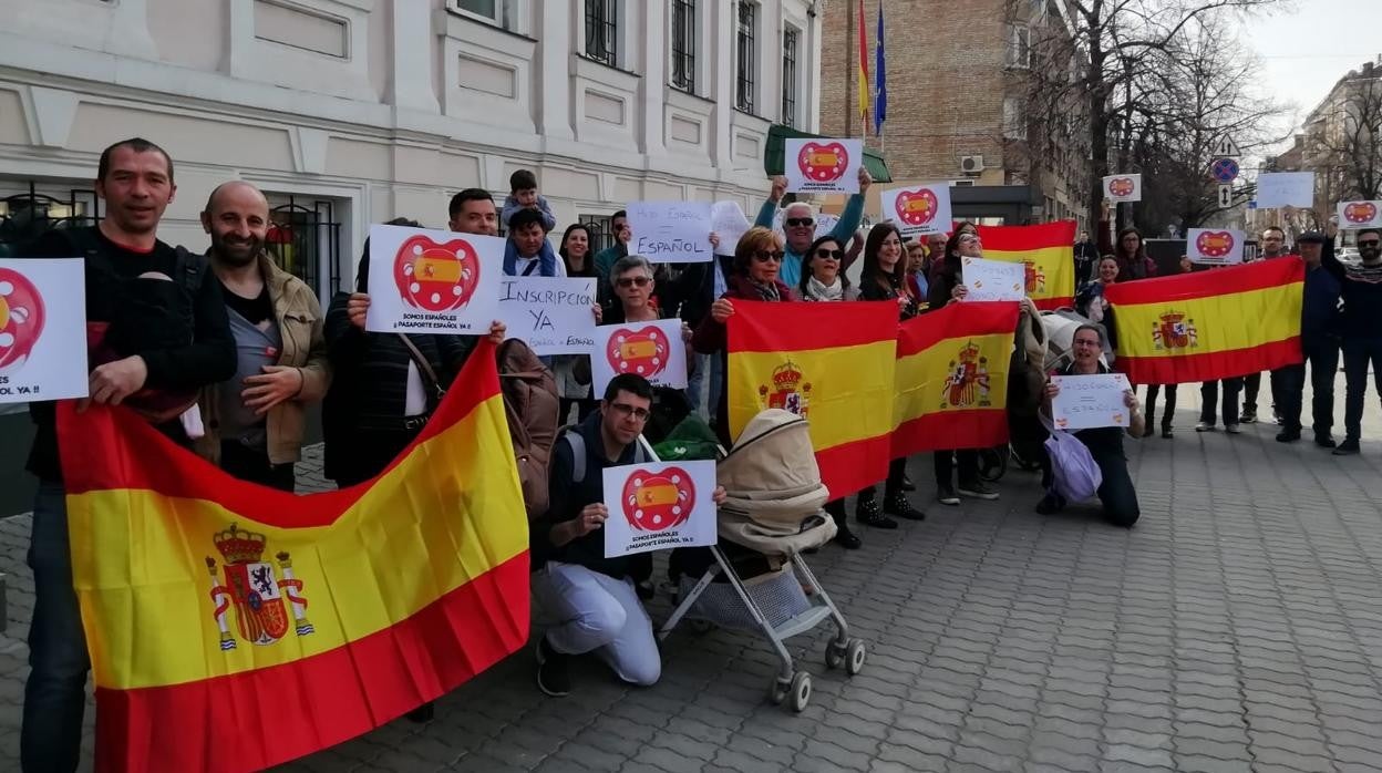 Imagen de 2019 de varios españoles en Kiev solicitando la nacionalidad española para los niños