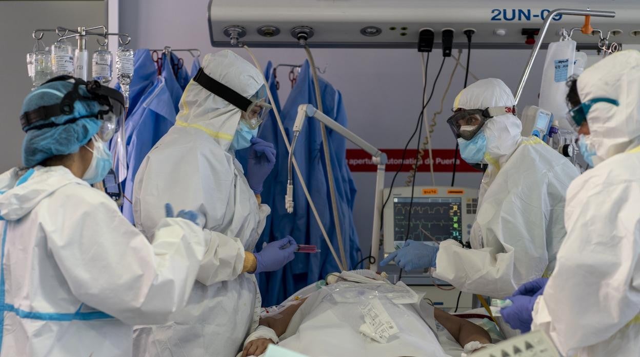 Sanitarios tratando a un paciente Covid en el Hospital Clínico San Carlos