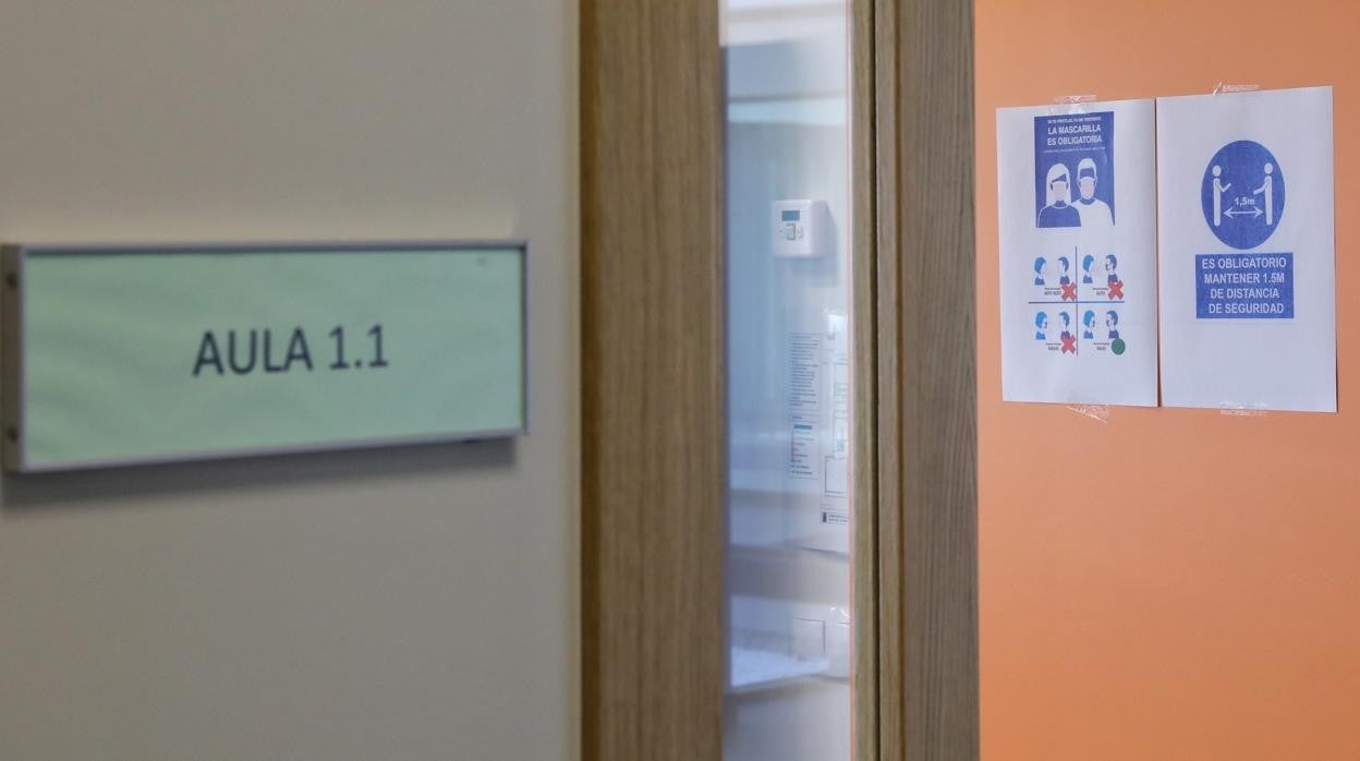 Unos niños realizan junto a un monitor un taller de radio