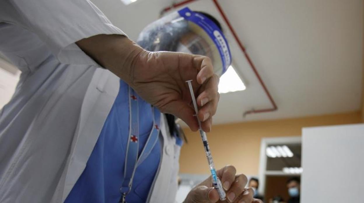 Un sanitario prepara la vacuna Sputnik