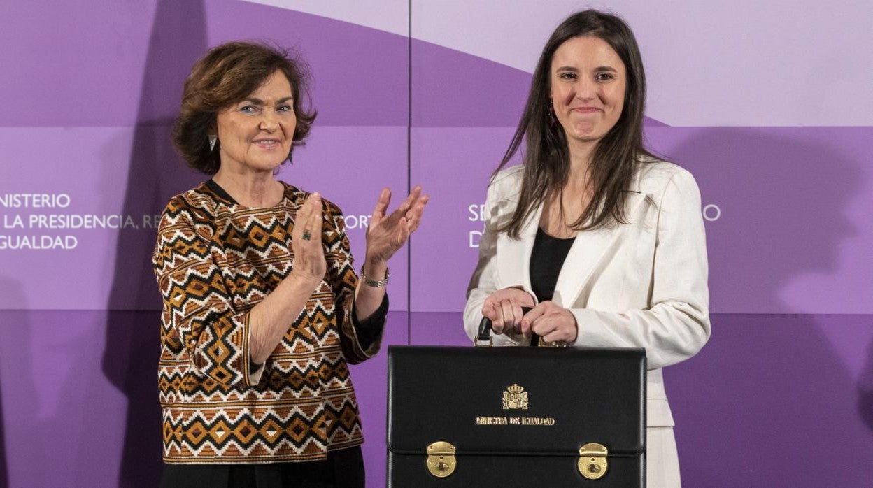 Irene Montero recibe, en enero de 2020, la cartera de Igualdad de manos de su predecesora en el cargo, Irene Montero