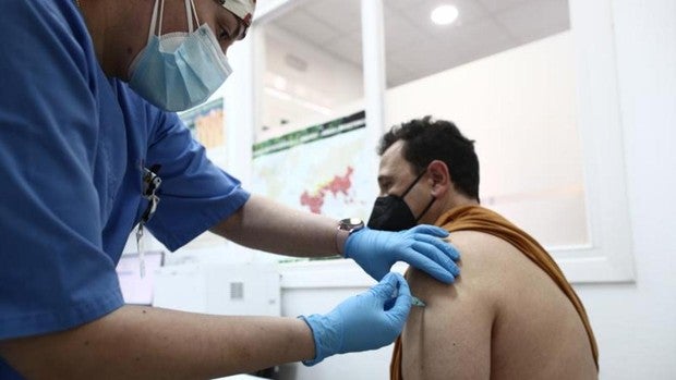 El PP presenta una proposición no de ley para que se vacune a los sanitarios de la sanidad privada