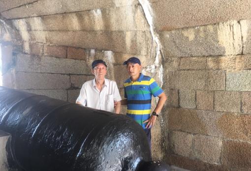 Zhang Hai, en una foto antigua junto a su padre, LIfa, por cuya muerte por coronavirus ha denunciado a las autoridades de Wuhan