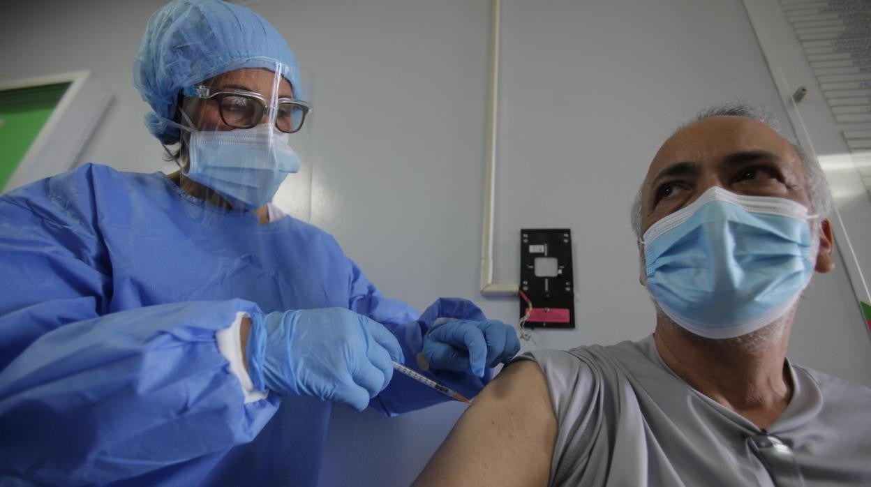 Un ciudadano recibe un pinchazo de la vacuna de la farmacéutica Pfizer