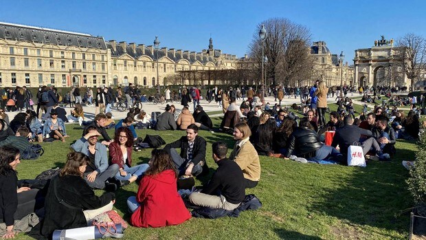 Las reuniones impulsadas por el buen tiempo alarman en París e Isla de Francia