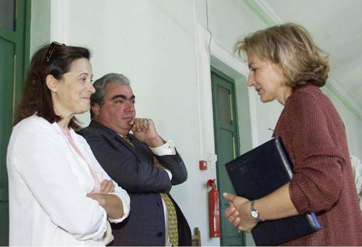 Francisca García y Florencio Fernández, los padres de Nevenka, con la portavoz del PSOE del ayuntamiento de Ponferrada